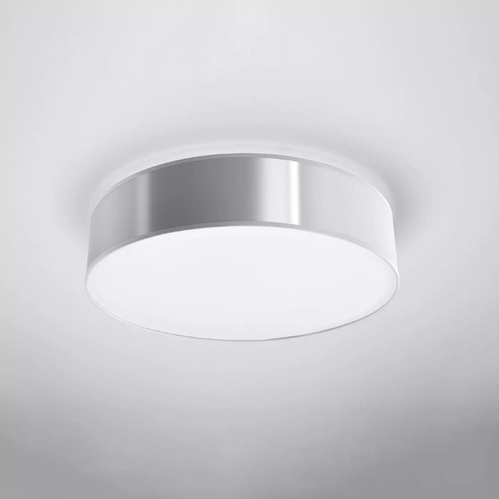 Luminaire plafonnier gris allumé, vue rapprochée