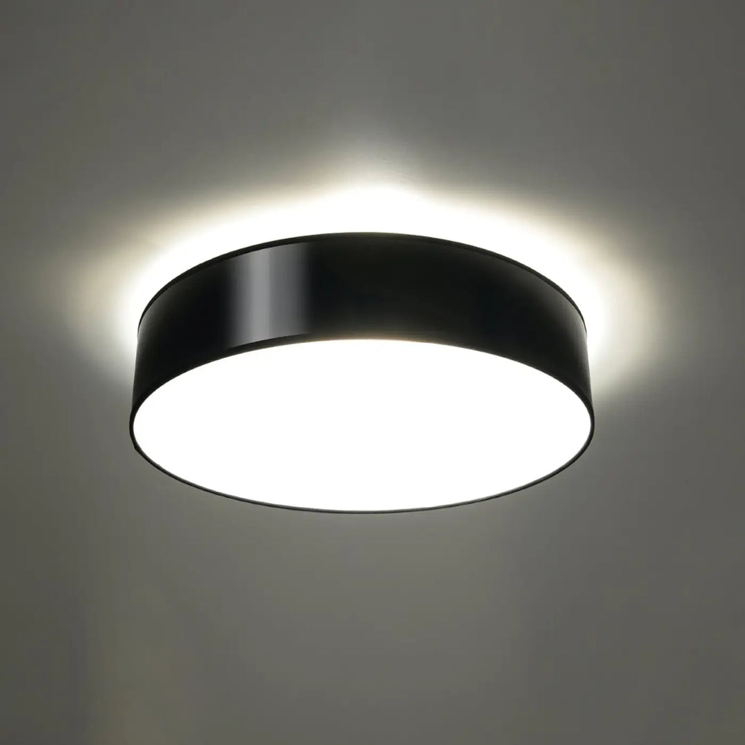 Luminaire plafonnier noir allumé, vue rapprochée