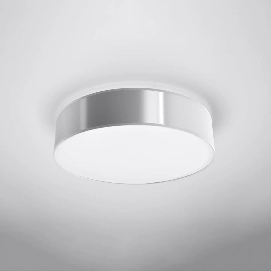 Luminaire plafonnier gris éteint, vue rapprochée