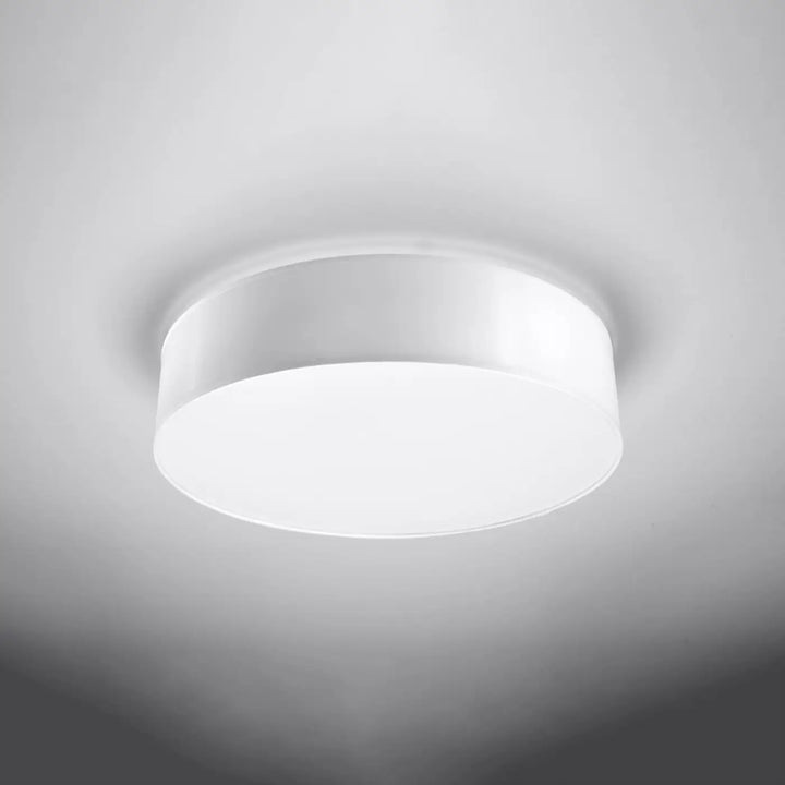 Luminaire plafonnier blanc éteint, vue rapprochée
