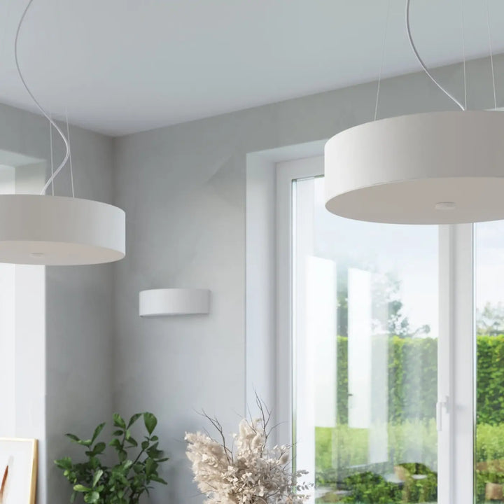 Luminaire plafonnier skala 30 blanc avec suspension filaire courbée pour plafond minimaliste et décoration élégante