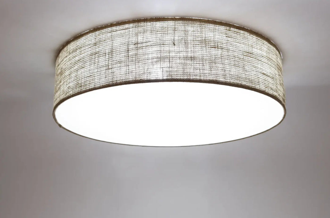 Luminaire plafonnier boho elegant taupe with a textured fabric shade and sleek metallic rim