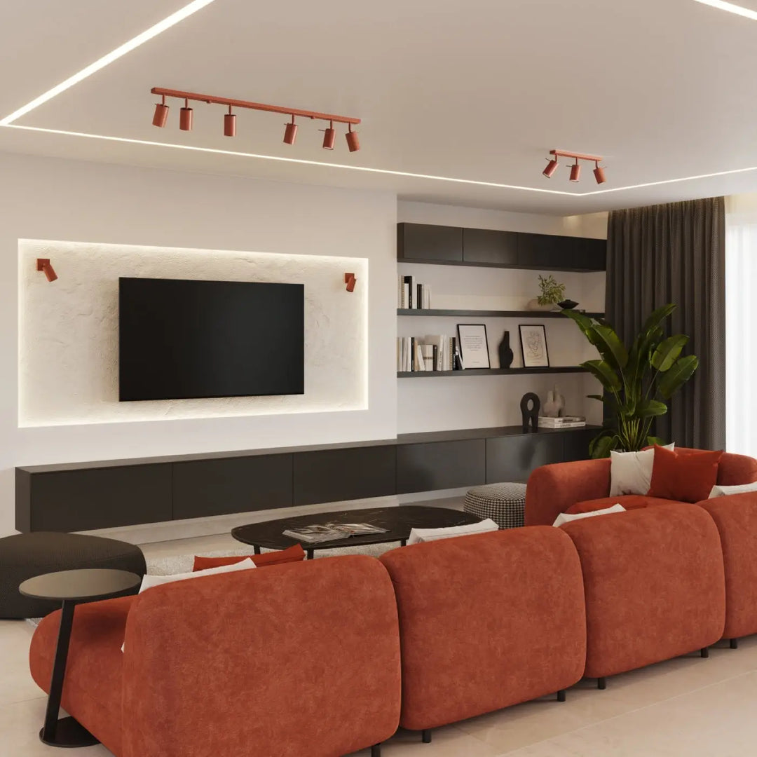 Sectionnel orange avec coussins arrondis et pieds en métal noir dans un intérieur minimalisme moderne avec lampe ring et éclairage flexible