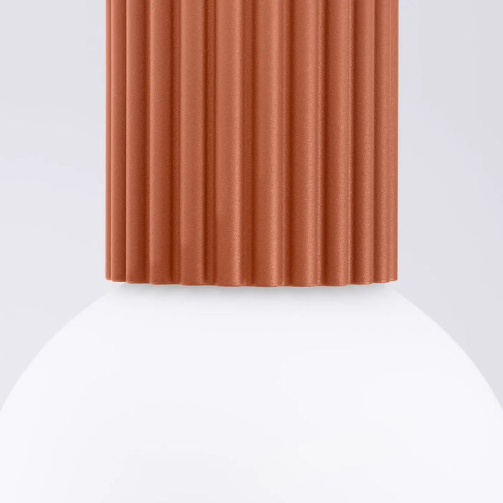 Lampe halo plafonnier rouge ochre avec abat-jour cannelé mat terracotta pour bureau décorative avec sphère laiteuse