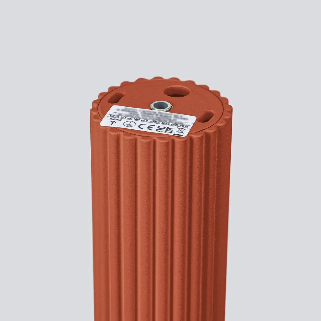 Plafonnier karbon allie design minimaliste rouge ocre avec radiateur cylindrique côtelé et ampoules gu10 interchangeables