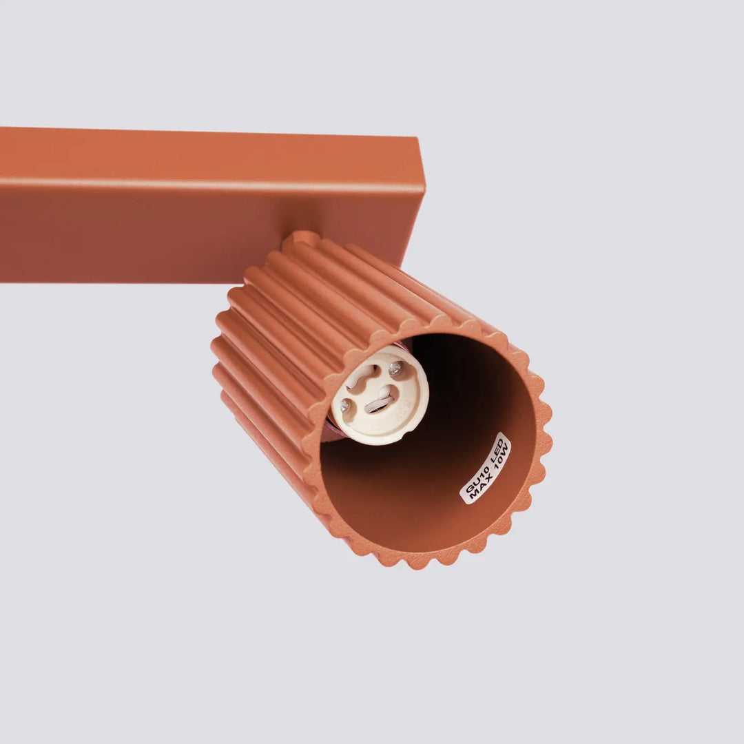 Plafonnier karbon 6l rouge ocre avec éclairage led blanc, ampoules gu10 interchangeables et design minimaliste
