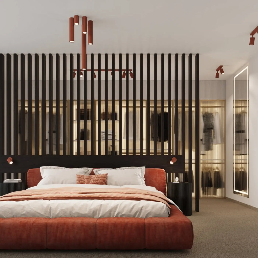 Lit avec tête de lit orange ocre et literie blanche accompagnant le luminaire plafonnier karbon design minimaliste rouge ocre