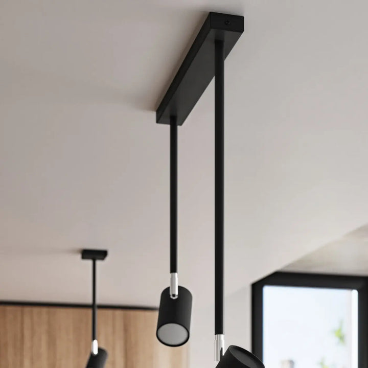 Plafonnier norano noir avec abat-jours cylindriques modernes et bras anormalement longs en métal mat de la collection norano