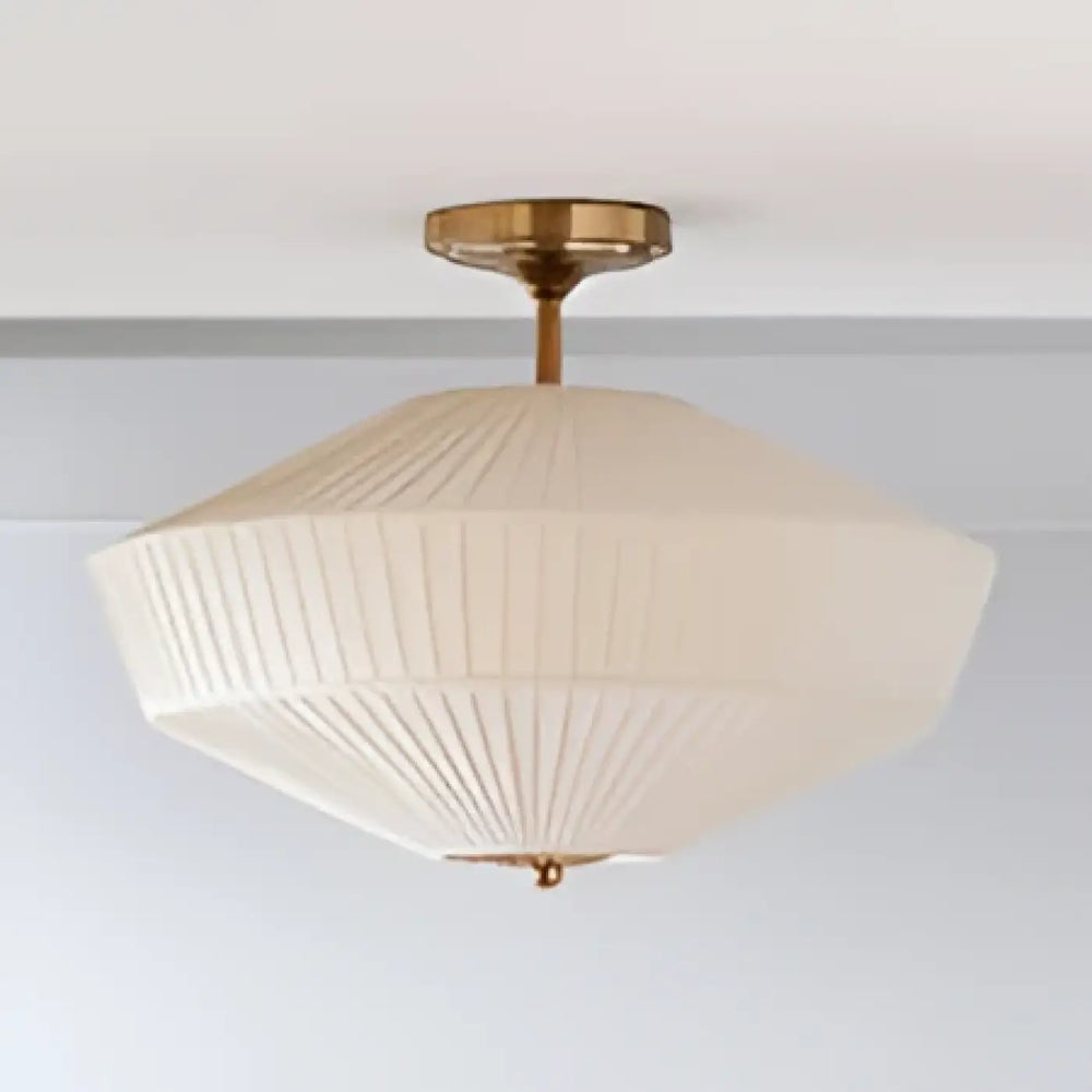 Luminaire plafonnier azura en tissu plissé crème avec montage au plafond finition laiton