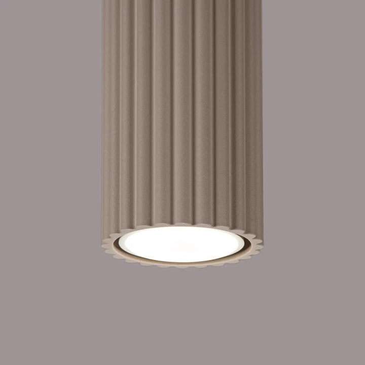 Beige fluted plafonnier karbon allie cylindrique avec bord scalloped design minimaliste et ampoules gu10 interchangeables