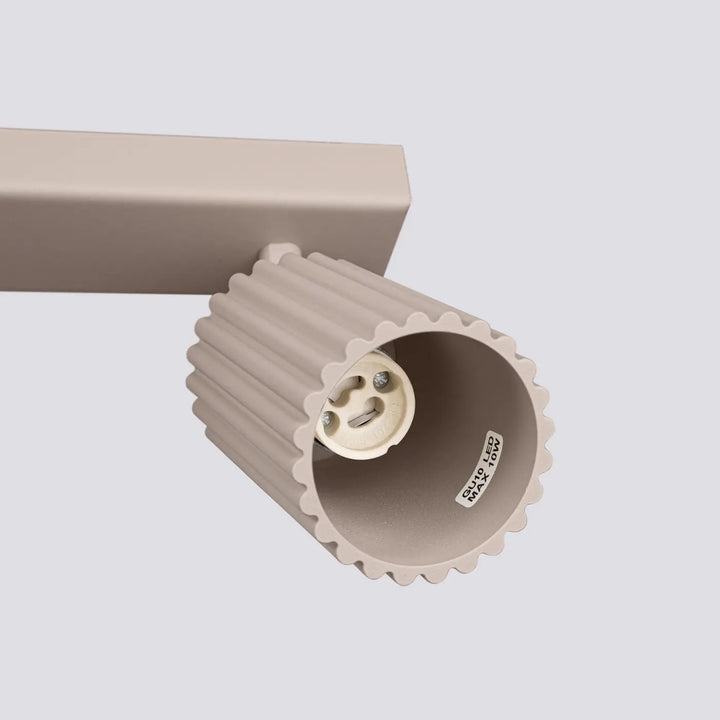 Plafonnier karbon allie taupe avec texture beige et bord festonné équipé d’une douille e27 design minimaliste