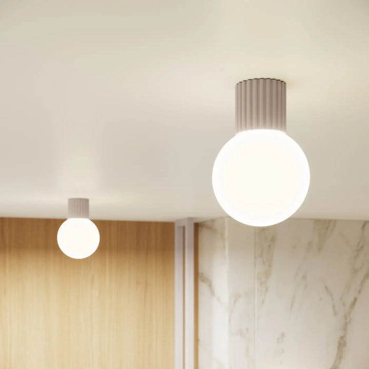 Luminaire plafonnier halo taupe avec sphère laiteuse en verre dépoli et base en métal gris mat rainurée pour bureau décorative