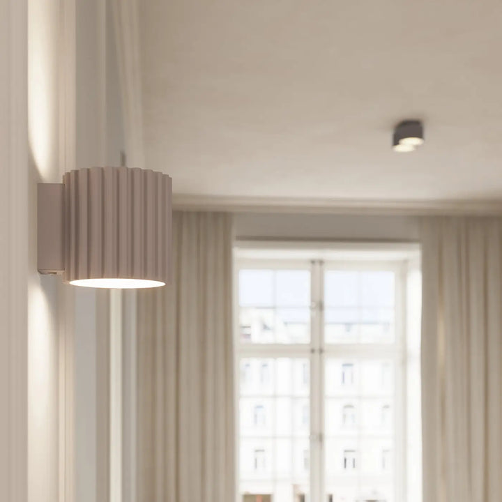 Luminaire plafonnier aura 1 taupe beige en forme unique inspirée avec design moderne cylindrique en matériau côtelé