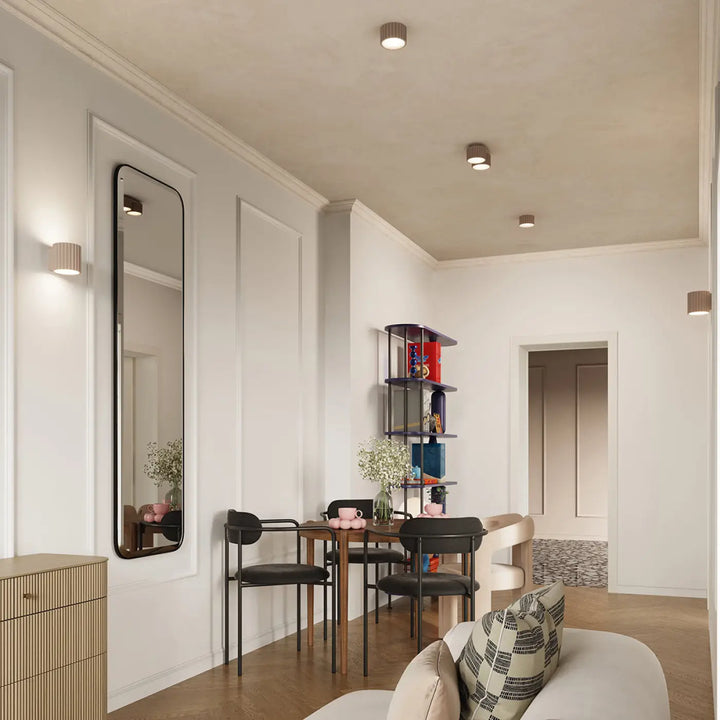 Luminaire plafonnier aura 1 taupe avec forme unique inspirée et finition bois chaleureux sur pieds métalliques noirs