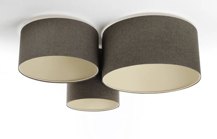 Luminaire plafonnier trio boho elegant avec trois abat-jours cylindriques en tissu gris marron et intérieur écru naturel