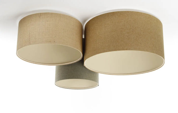 Luminaire plafonnier trio boho elegant avec trois abat-jours cylindriques en tissu naturel beige et vert gris minimaliste