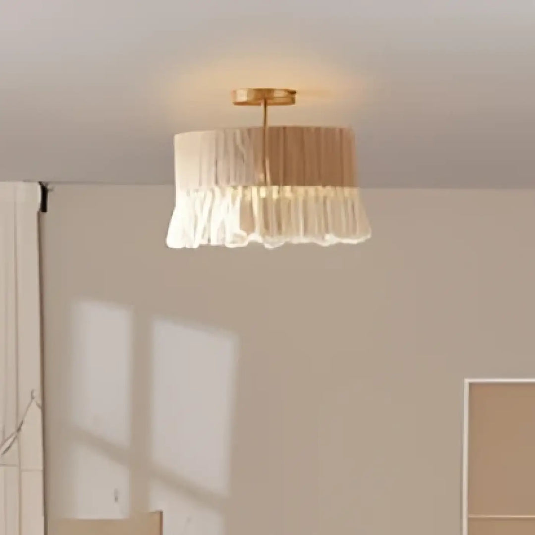Luminaire plafonnier lunara avec suspension en macramé beige en tissu naturel et monture plafond dorée au charme bohème