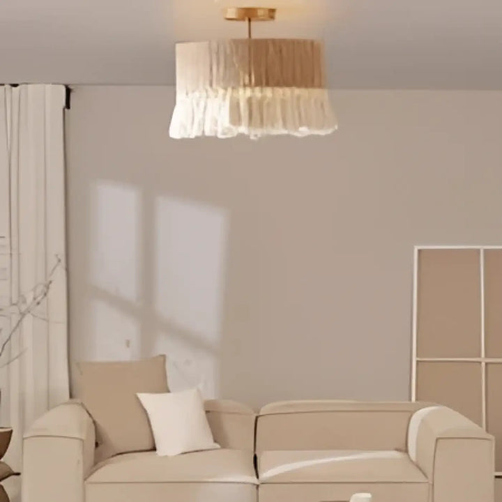 Luminaire plafonnier lunara beige en tissu naturel avec franges et fixation en bois pour un charme bohème élégant
