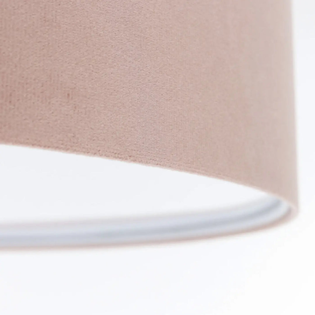 Luminaire plafonnier jasmin avec abat-jour en tissu rose velours, design cylindrique et bord intérieur blanc lisse