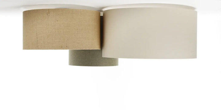 Luminaire plafond trio boho elegant avec trois abat-jours cylindriques en tissu lin naturel beige et vert gris muted