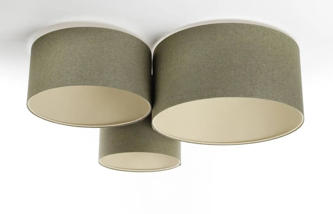 Luminaire plafonnier trio boho elegant avec trois abat-jours cylindriques en tissu vert gris naturel et intérieur écru