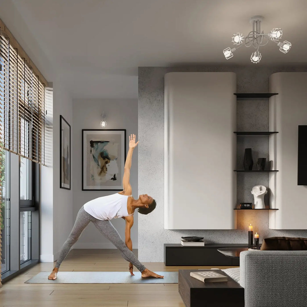 Luminaire plafonnier beluci 3 blanc éclairant une femme en tank top blanc et legging gris en yoga sur tapis bleu clair