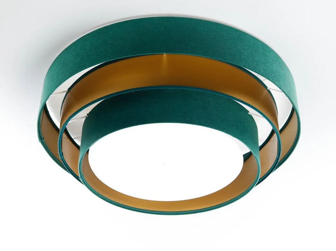 Luminaire plafonnier vert triniti elegant avec anneaux concentriques en velours profond et accents métalliques dorés
