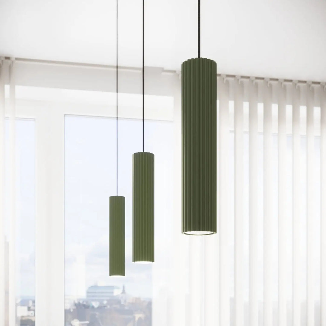 Trois suspensions cylindriques vert olive à rainures verticales avec ampoules gu10 interchangeables design minimaliste plafonnier karbon allie