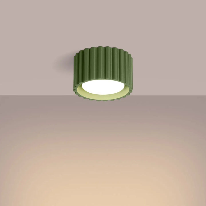 Luminaire plafonnier aura 1 vert olive avec forme unique inspirée, extérieur cannelé et intérieur lumineux blanc doux