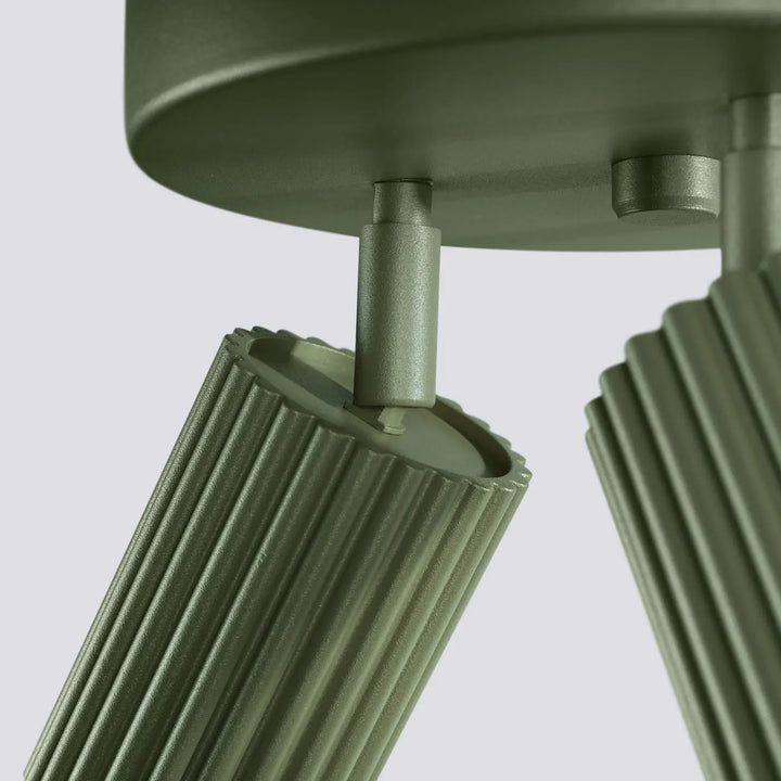 Plafonnier Karbon allie vert olive en métal avec bras cylindriques cannelés et ampoules gu10 interchangeables design minimaliste