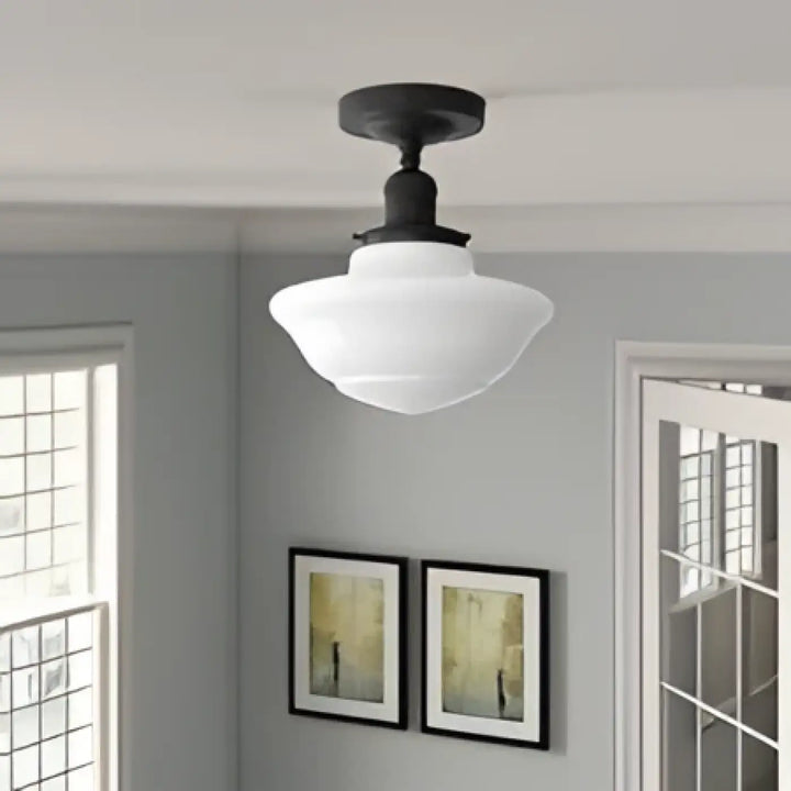 Luminaire plafonnier vintage noir avec abat-jour en verre dépoli monté au plafond modèle permo