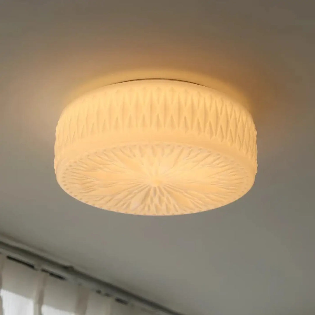 Luminaire plafonnier solyra vintage crème en verre dépoli texturé avec motifs embossés circulaire et ton chaud