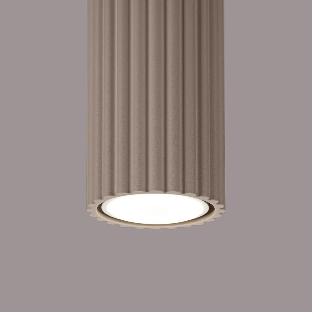 Plafonnier karbon allie design minimaliste beige fluted avec bord scalloped et base circulaire éclairée ampoules gu10 interchangeables