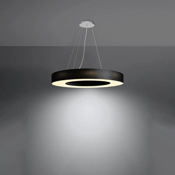Lustre abat-jour rond noir allumé