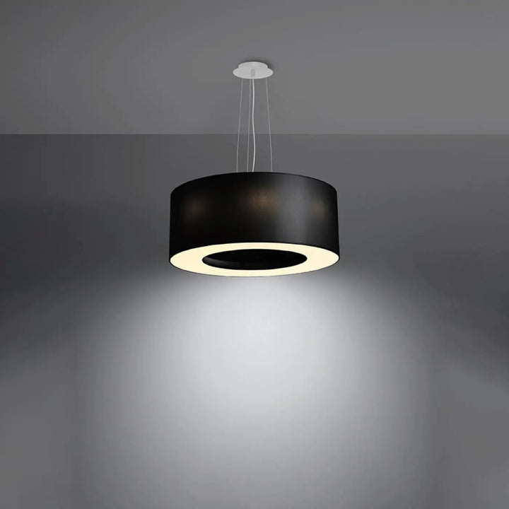 Lustre abat-jour rond noir allumé