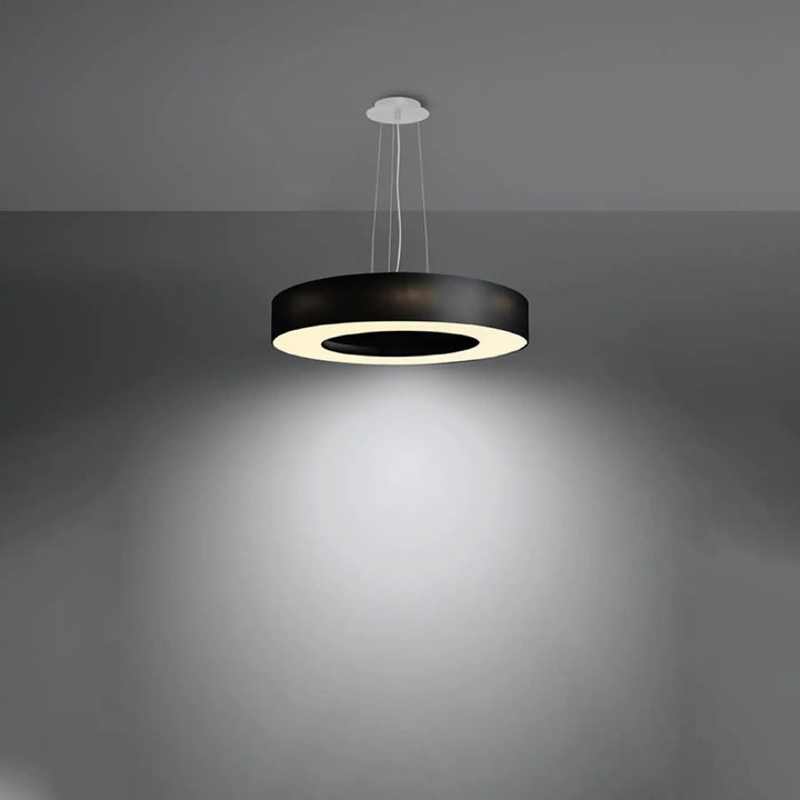 Lustre abat-jour rond noir allumé