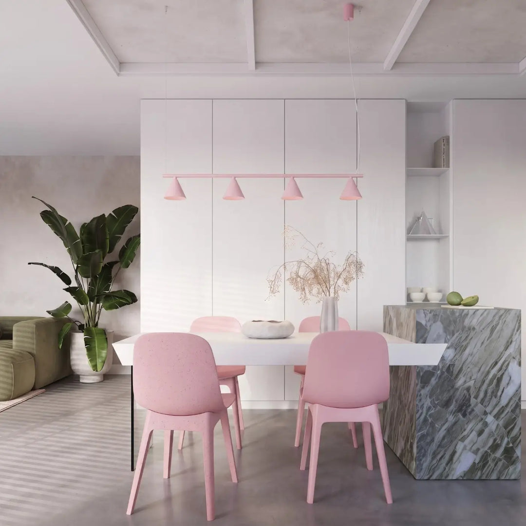 Lustre rose au-dessus d'une table à manger