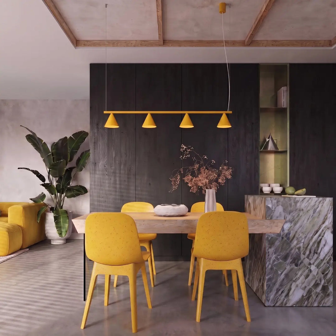 Lustre jaune au-dessus d'une table à manger