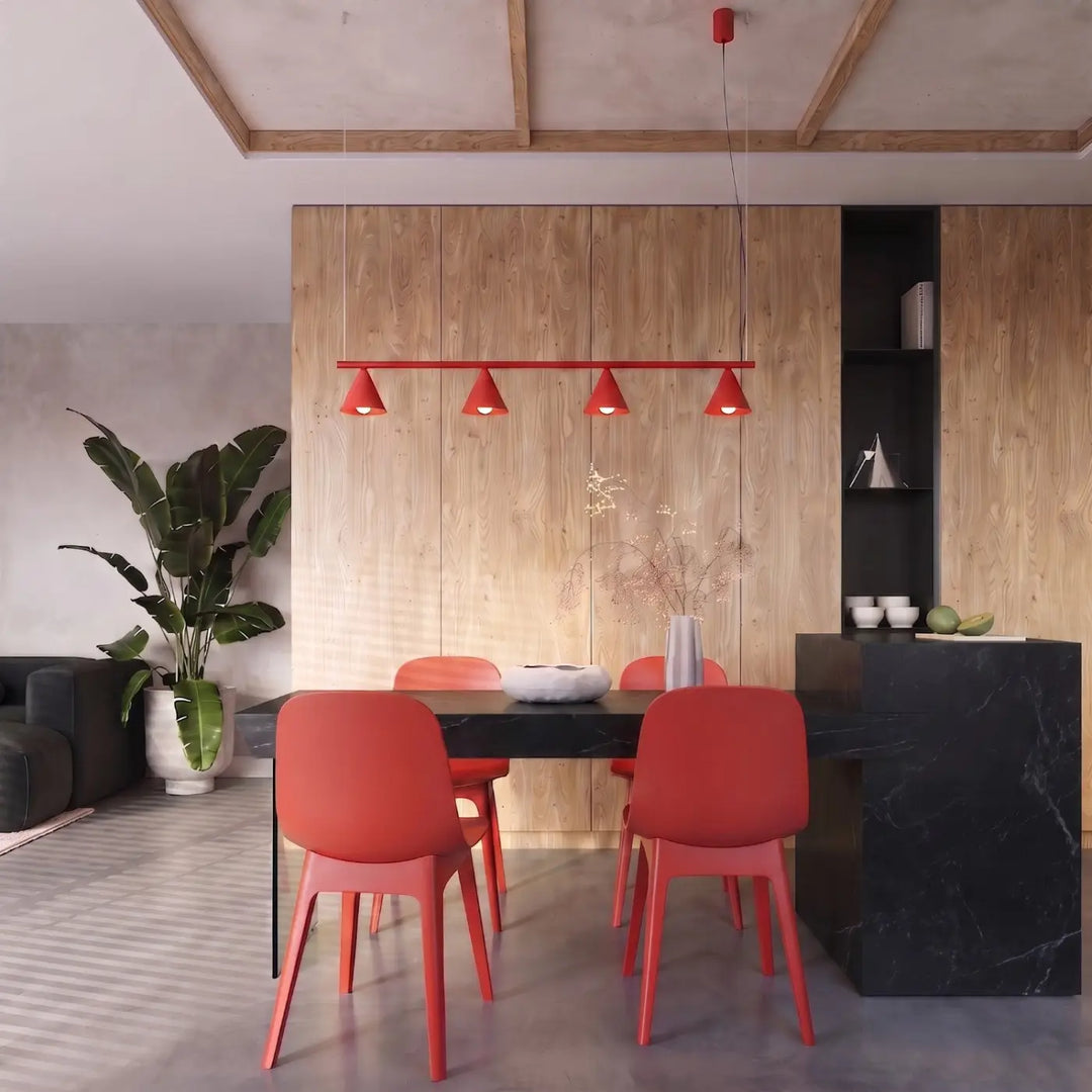 Lustre rouge au-dessus d'une table à manger