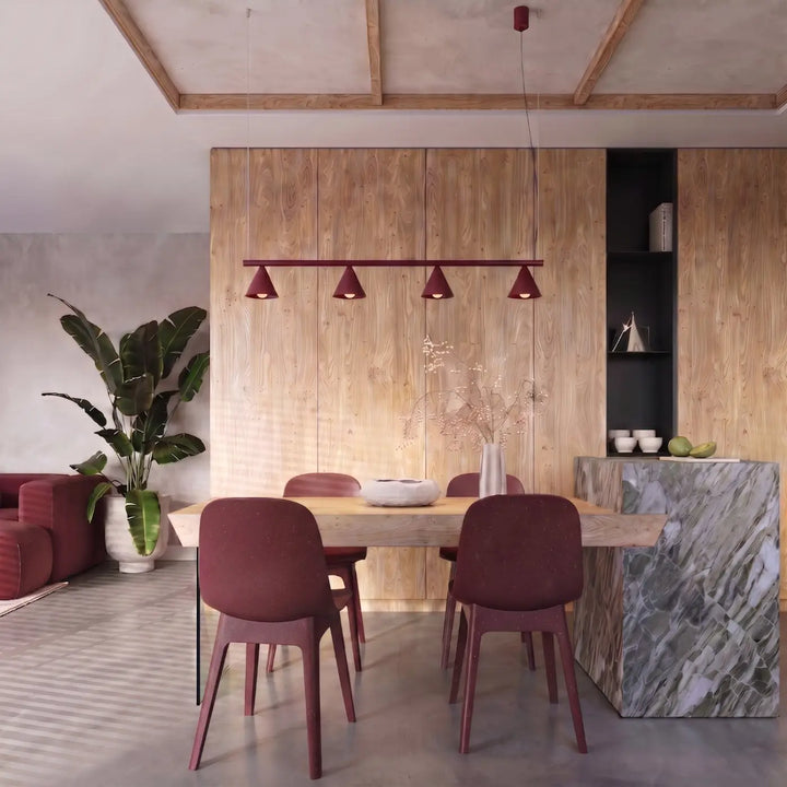 Lustre bordeaux au-dessus d'une table à manger