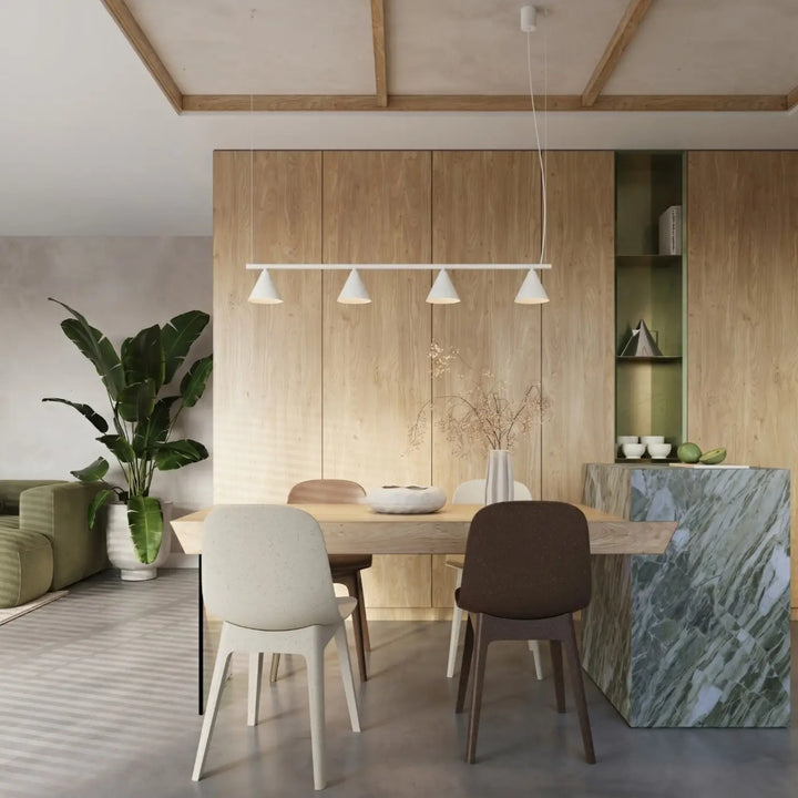 Lustre blanc au-dessus d'une table à manger