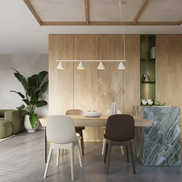Lustre beige au-dessus d'une table à manger