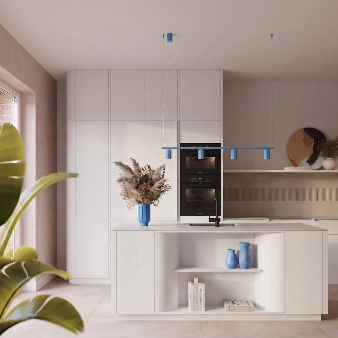 Lustre bleu clair au-dessus d'un îlot de cuisine