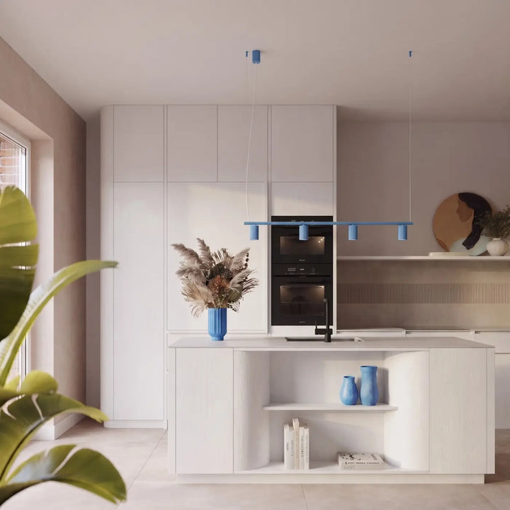 Lustre bleu clair au-dessus d'un îlot de cuisine