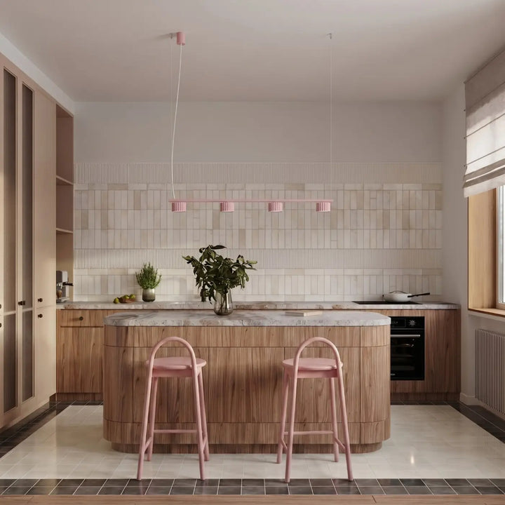 Lustre rose au-dessus d'un îlot de cuisine
