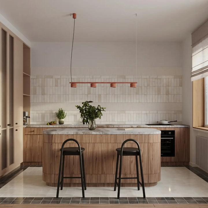 Lustre ocre rouge au-dessus d'un îlot de cuisine