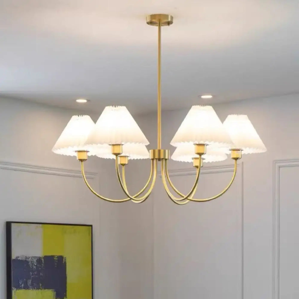 Suspension luminaire sandayra avec cinq abat-jour en tissu plissé blanc et structure dorée pour salle à manger