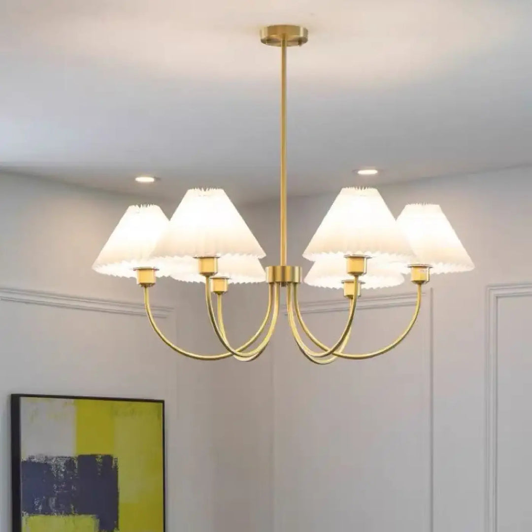 Suspension luminaire sandayra avec cinq abat-jour en tissu plissé blanc et structure dorée pour salle à manger