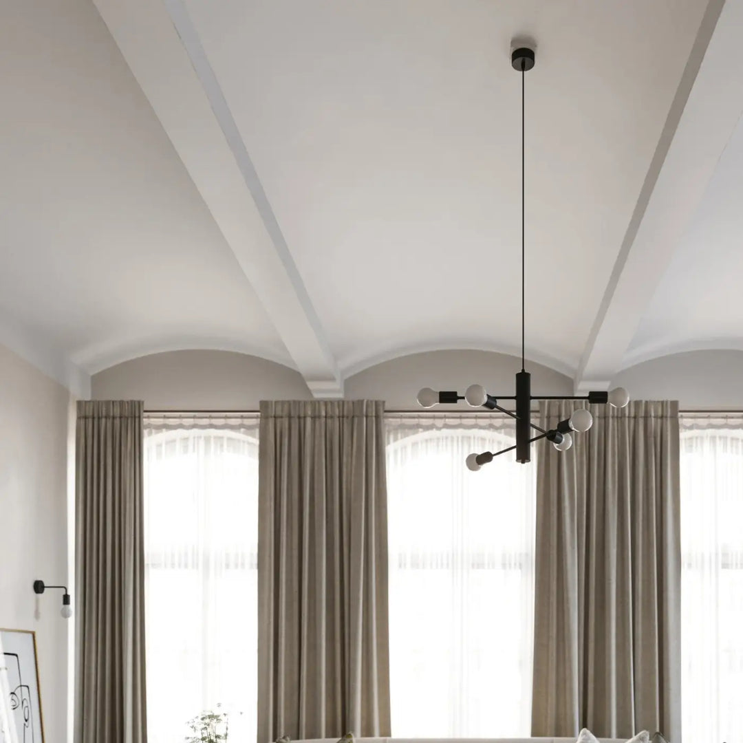 Lustre noir dans un salon