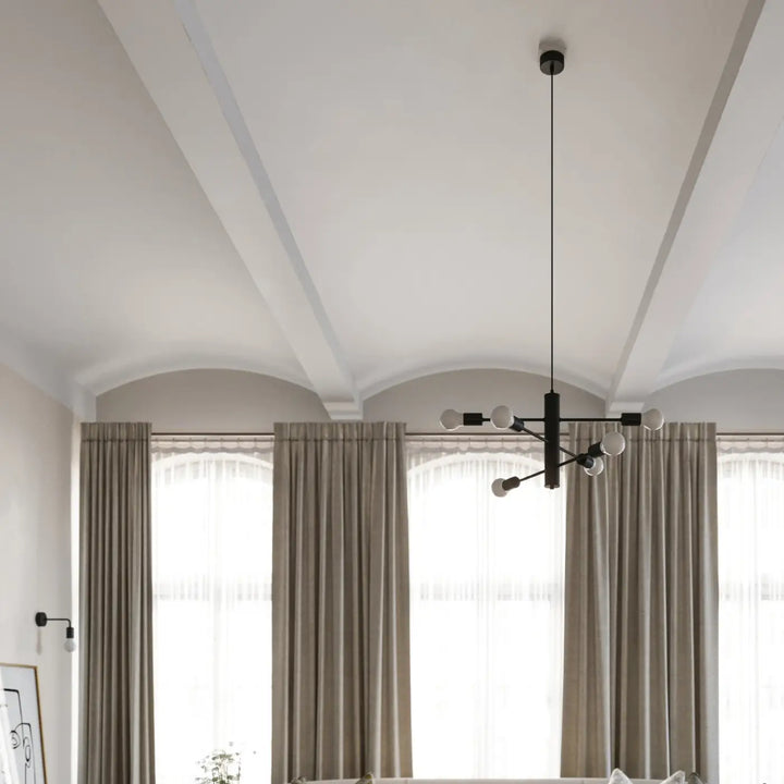 Lustre noir dans un salon